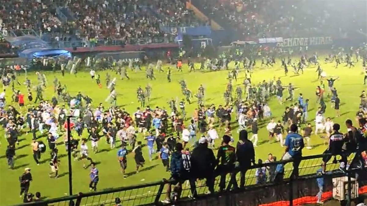 इंडोनेशिया में फुटबॉल मैच के दौरान बीच मैदान में भड़की हिंसा, 174 की मौत, दर्जनों गंभीर घायल