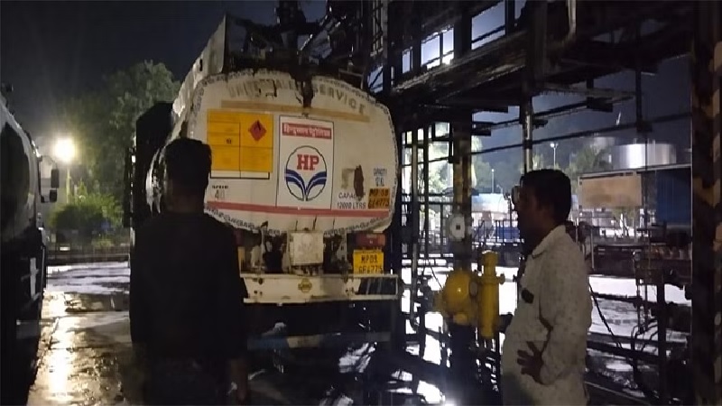 MP News: भारत पेट्रोलियम के डिपो में टैंकर रिफिलिंग के दौरान हुआ धमाका, आग में झुलसे 7 कर्मचारी