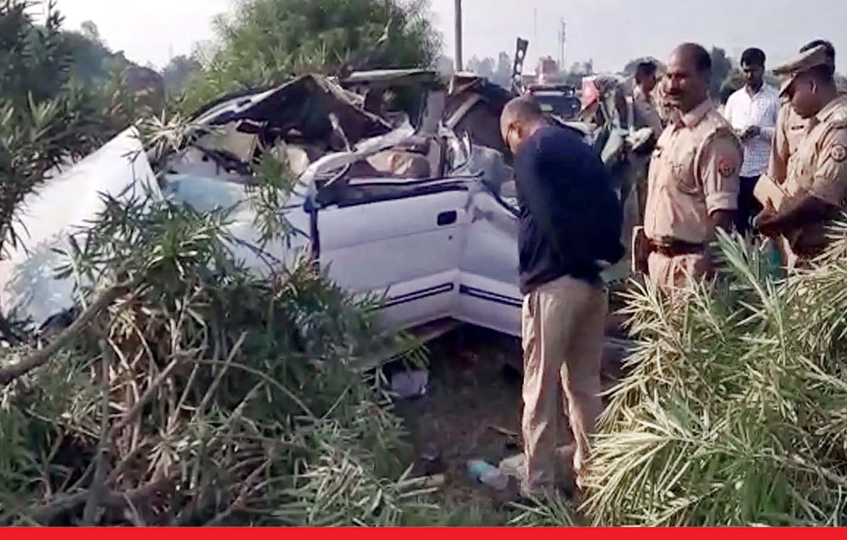 Prayagraj : बिजली के खंभे से टकराई श्रद्धालुओं की कार, 5 लोगों की मौत