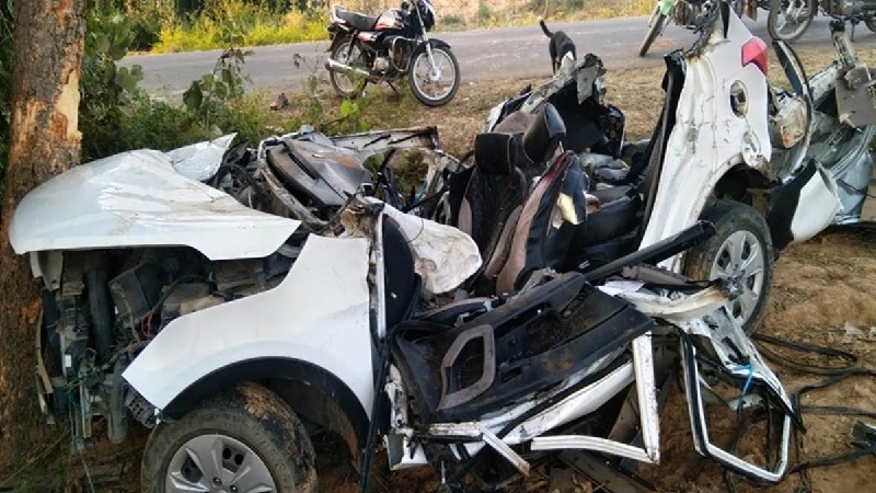 MP News: सड़क के किनारे लगे पेड़ से टकराकर चकनाचूर हुई तेज रफ्तार कार, हादसे में 3 लोगों की मौत