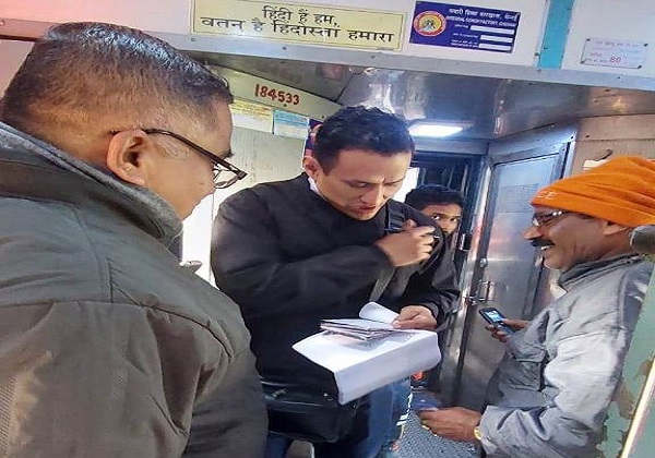 Rail News: जबलपुर में रेलवे की एक दिवसीय सरप्राइज जांच में चार सौ से अधिक यात्री बिना टिकिट पकड़ाए