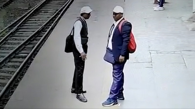 रेलवे प्लेटफार्म पर खड़े होकर बात कर रहे थे टीटीई, अचानक ऊपर गिर पड़ा हाईटेंशन तार, देखें वीडियो