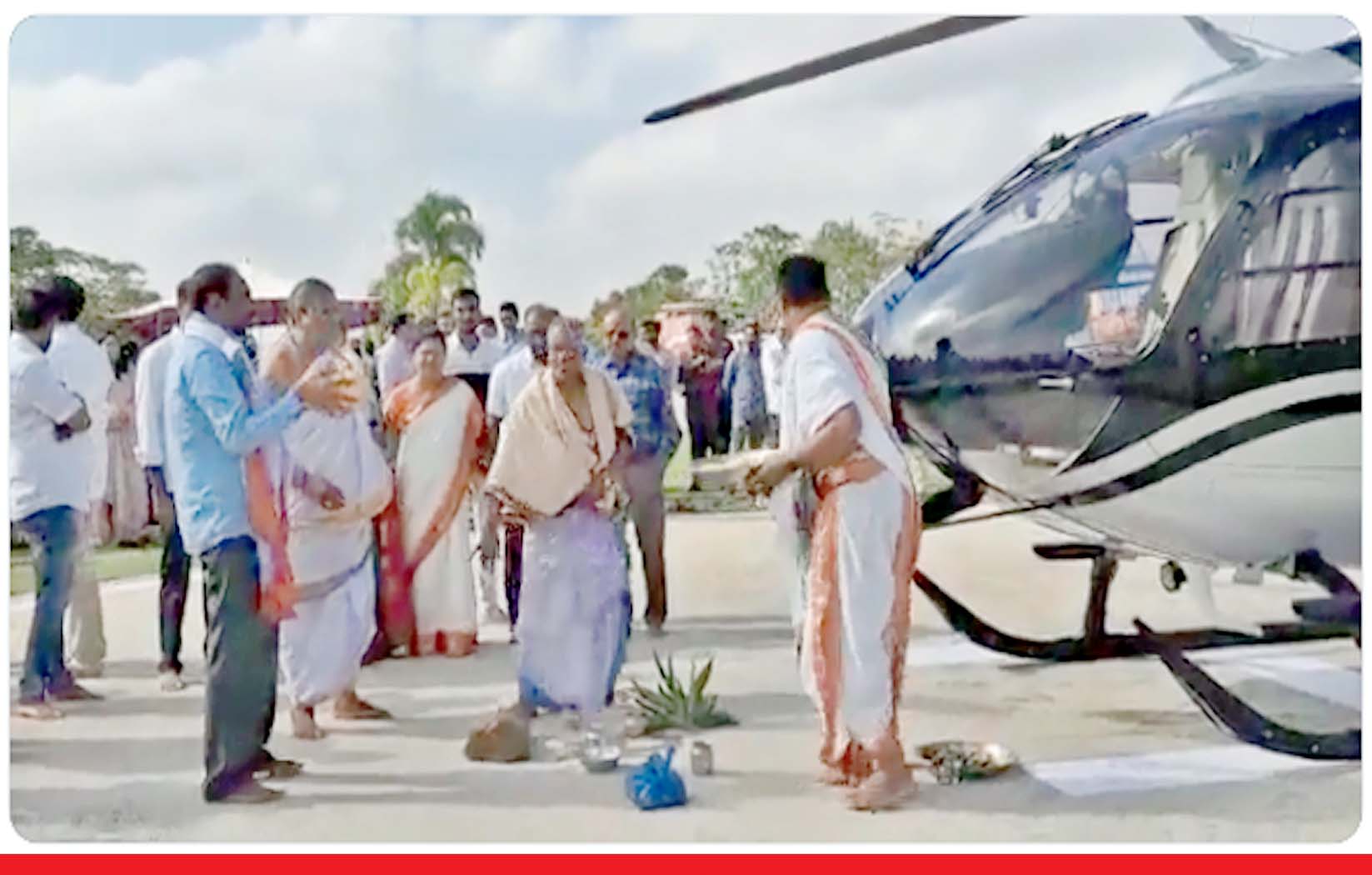 हैदराबाद: शख्स ने खरीदा हेलिकॉप्टर, मंदिर के पास लैंड कर करवाई पूजा
