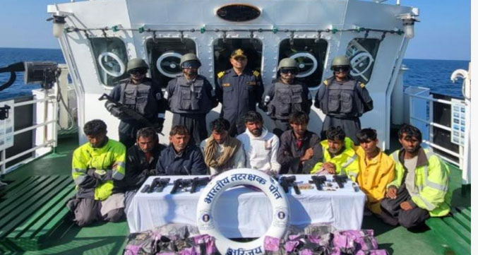 GUJRAT: घुसपैठ करते 10 पाकिस्तानी, 300 करोड़ की ड्रग्स और हथियारों के साथ अरेस्ट