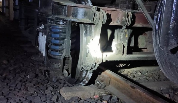Rail News: रेल कोच पटरी से उतरा, दुर्घटना राहत ट्रेन मौके पर पहुंची, देर रात घटना, स्टाफ को फोन करके बुलाते रहे