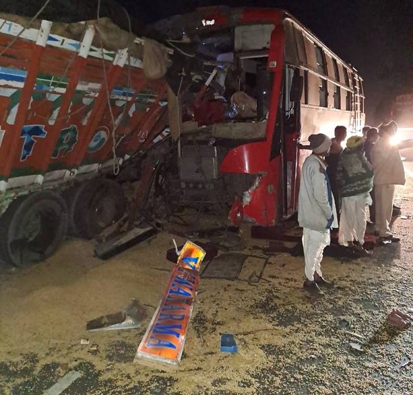 MP News: रतलाम के पास खड़े ट्रक से टकराई निजी यात्री बस, दो की मौत, 17 घायल