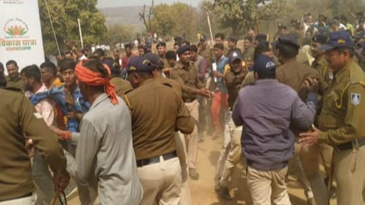 MP News: सीधी में मुख्यमंत्री की सभा में पुलिस ने किया लाठीचार्ज, मची भगदड़