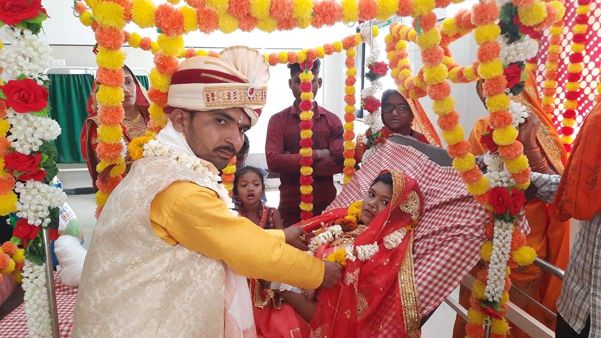 MP में महाशिवरात्रि पर अनूठी शादी: खंडवा के अस्पताल में गंभीर घायल दुल्हन को दूल्हे ने पहनाई माला, किया विवाह