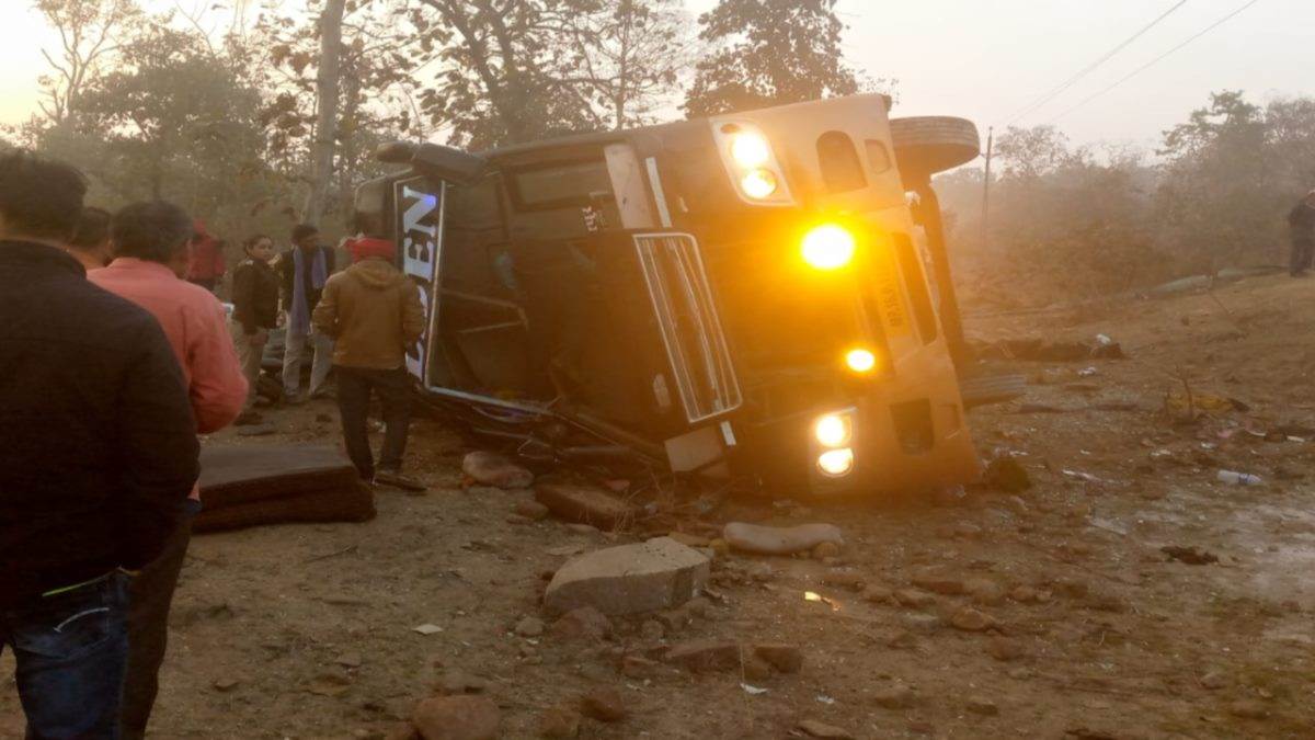 इंदौर से छतरपुर जा रही बस निवार घाट के मोड़ पर पलटी, चार की मौत, 35 यात्री घायल