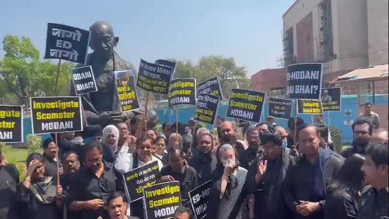 विपक्षी सांसदों ने काले कपड़े पहनकर निकाली संसद से विजय चौक तक प्रदर्शन रैली