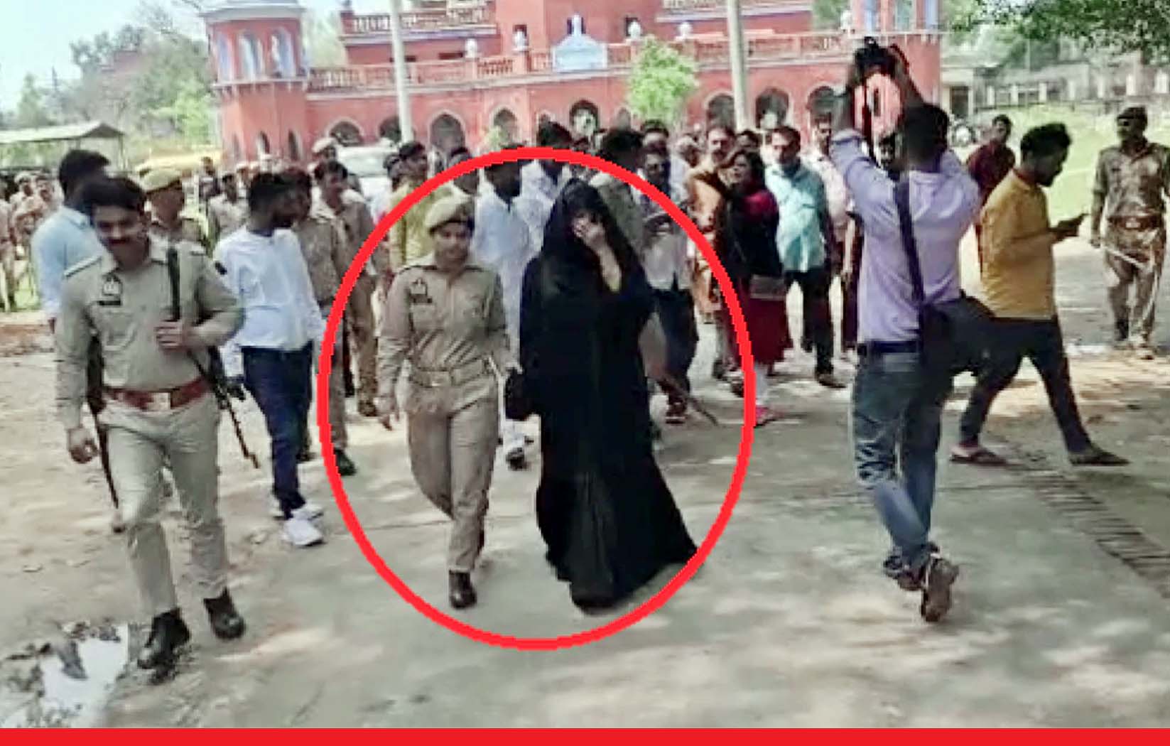 उत्तरप्रदेश: मऊ में बुर्का पहनकर फर्जी वोट डालने पहुंची 15 महिलाएं गिरफ्तार