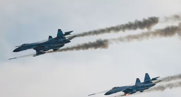 यूक्रेन के पास सुखोई फाइटर जेट सहित रूस के 4 मिलिट्री एयरक्राफ्ट तबाह