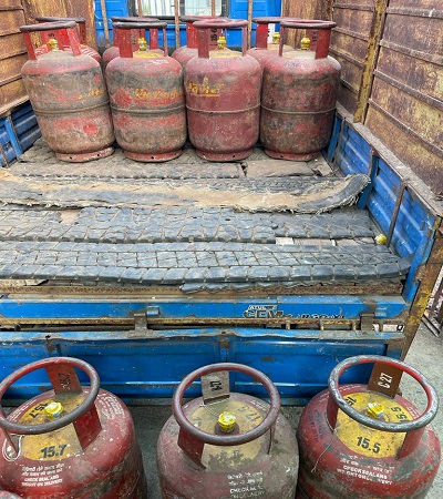JABALPUR: खाली सिलेंडरों में आधी गैस भरकर बेचने का चल रहा था खेल, पुलिस की दबिश में खुलासा