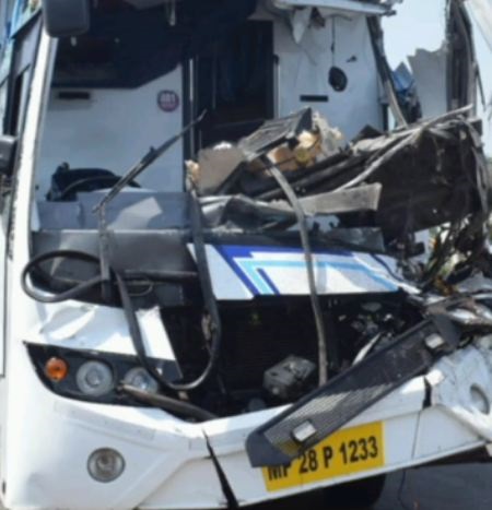Jabalpur: छिंदवाड़ा से आ रही यात्री बस लम्हेटा मोड़ पर ट्रक से टकराई