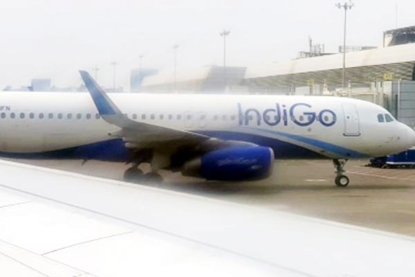 कोलकाता हवाईअड्डे पर आपस में टकराए इंडिगो और एयर इंडिया के विमान, यात्रियों में दहशत 