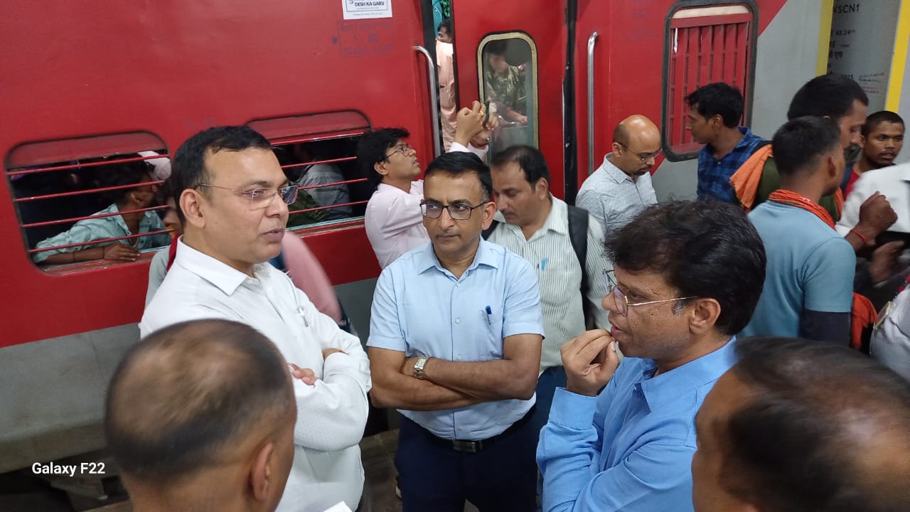 जबलपुर : लंबी दूरी की यात्री गाडिय़ों में अनावश्यक रूप से यात्रा करने वालों को स्टेशन पर उतार कर हुई व्यापक कार्यवाही